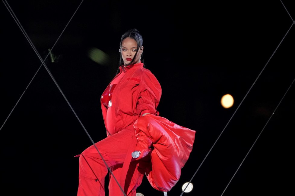 Těhotná Rihanna na vystoupení na Super Bowlu