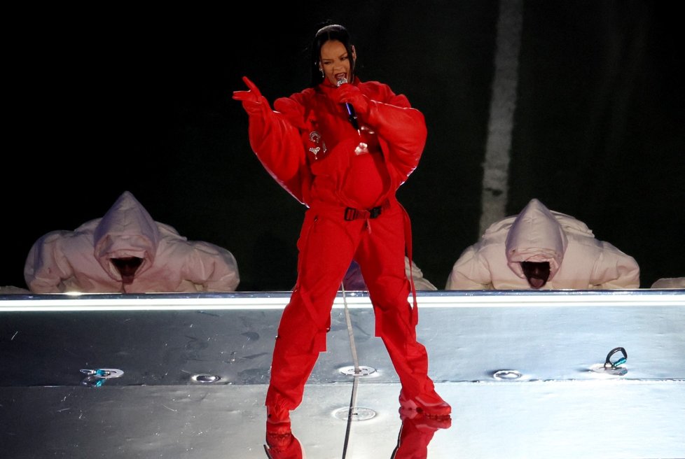 Těhotná Rihanna na vystoupení na Super Bowlu