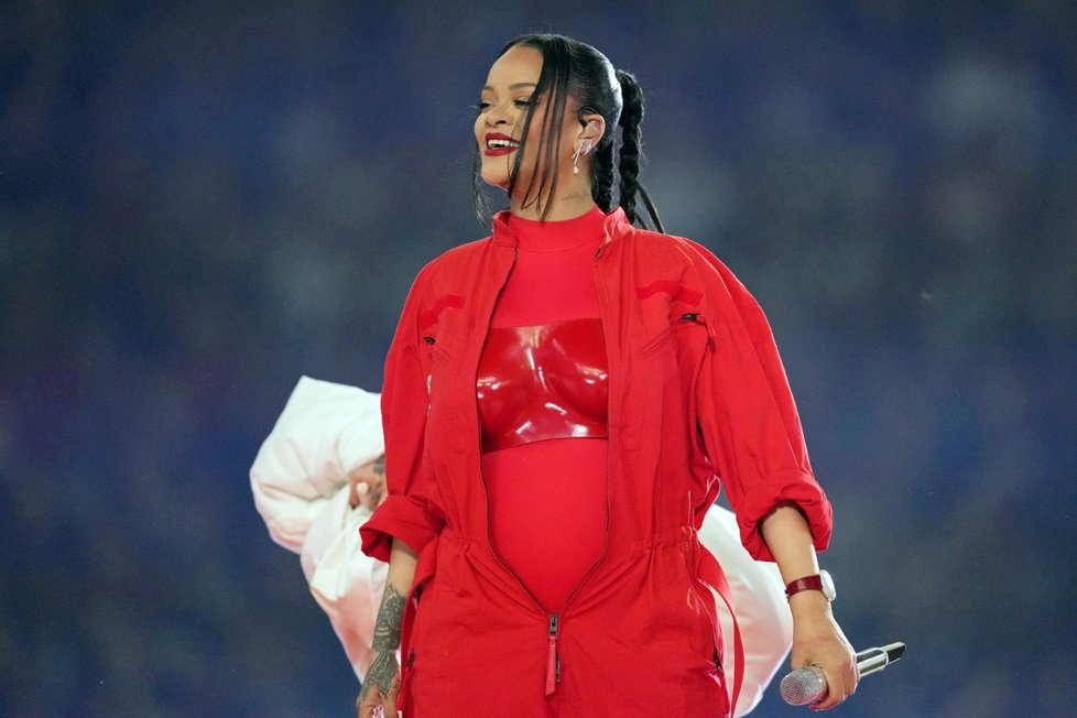 Těhotná Rihanna na vystoupení na Super Bowlu