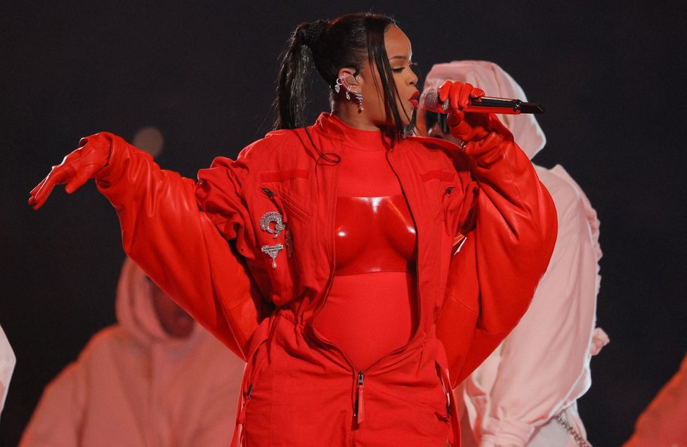 Těhotná Rihanna na vystoupení na Super Bowlu