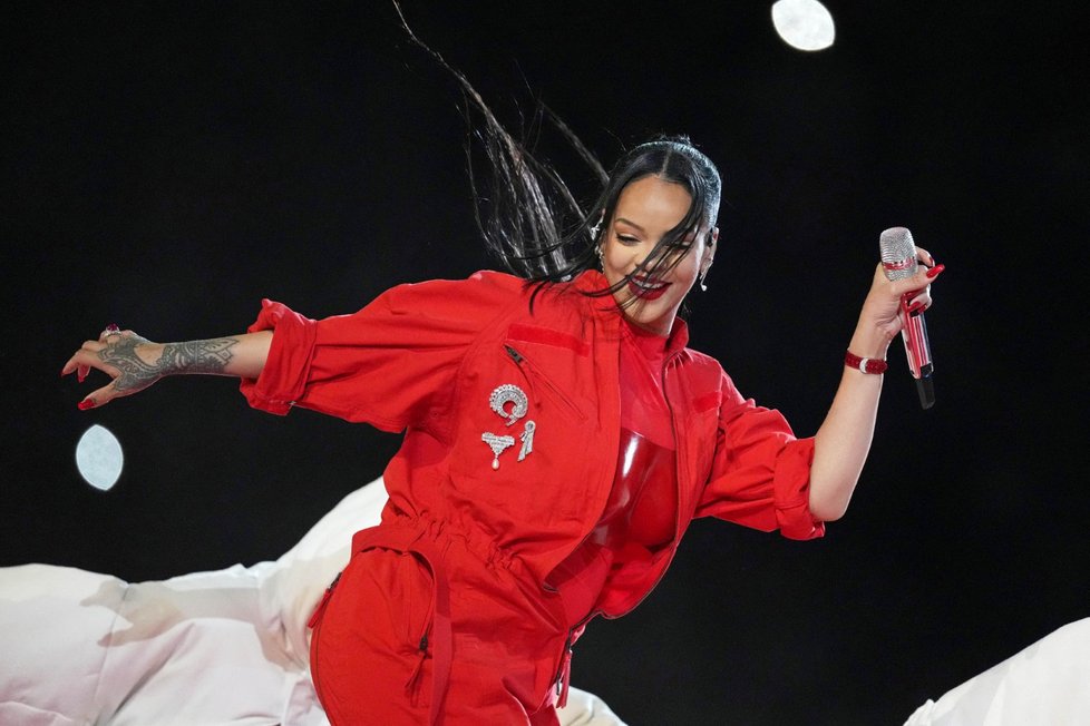 Těhotná Rihanna na vystoupení na Super Bowlu