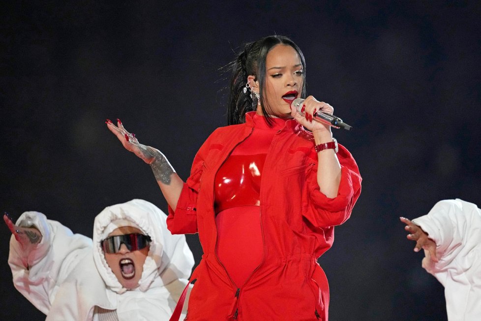 Těhotná Rihanna na vystoupení na Super Bowlu