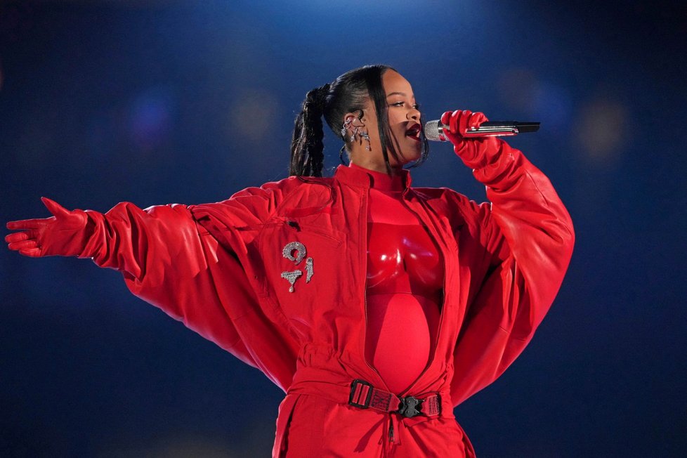 Těhotná Rihanna na vystoupení na Super Bowlu