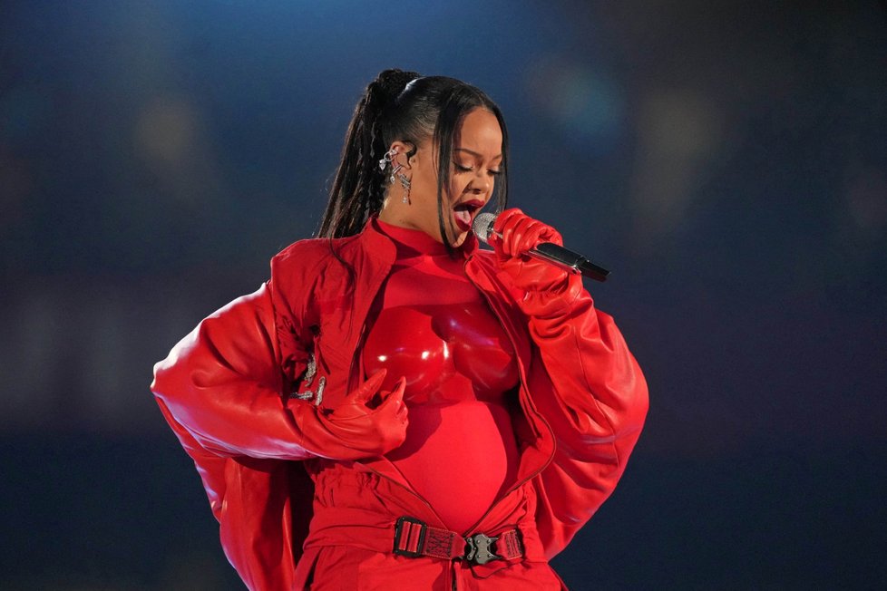 Těhotná Rihanna na vystoupení na Super Bowlu