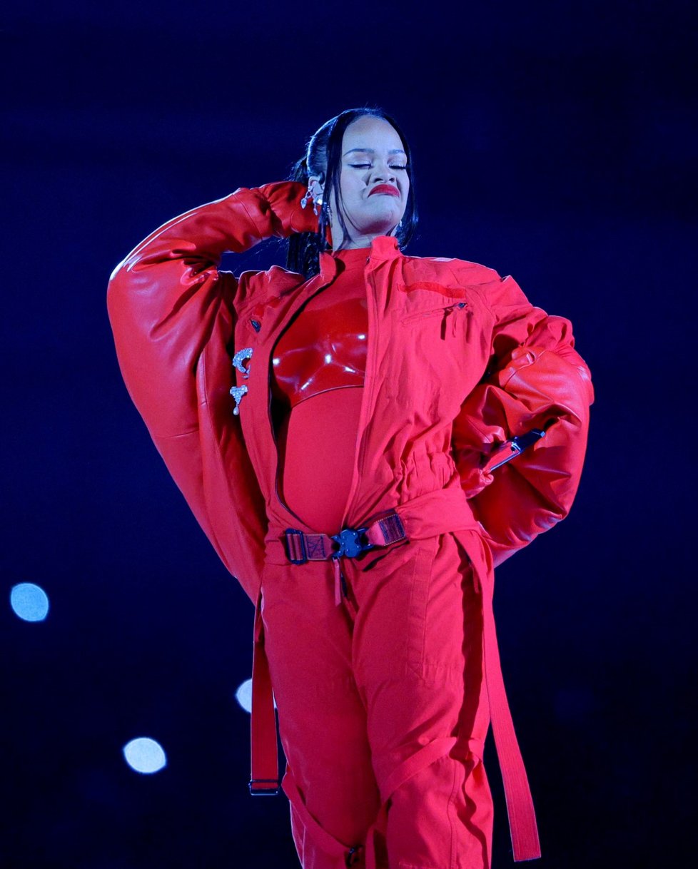 Těhotná Rihanna na vystoupení na Super Bowlu