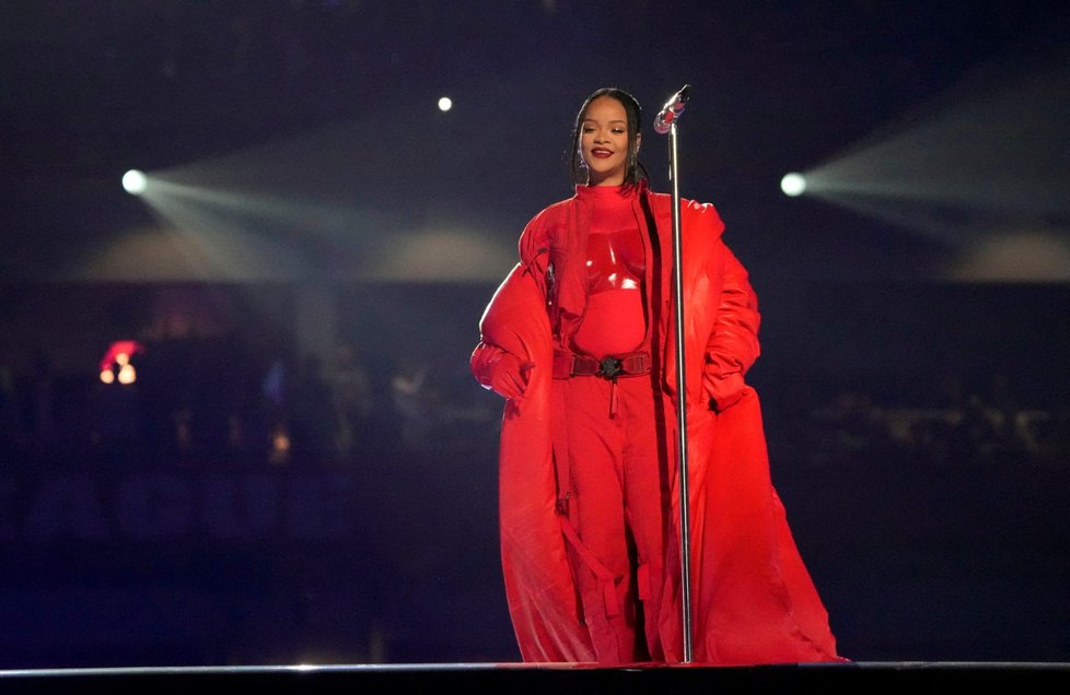 Těhotná Rihanna na vystoupení na Super Bowlu