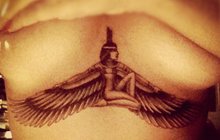 Rebelka Rihanna: Tetování pro babičku! Přímo pod prsy!