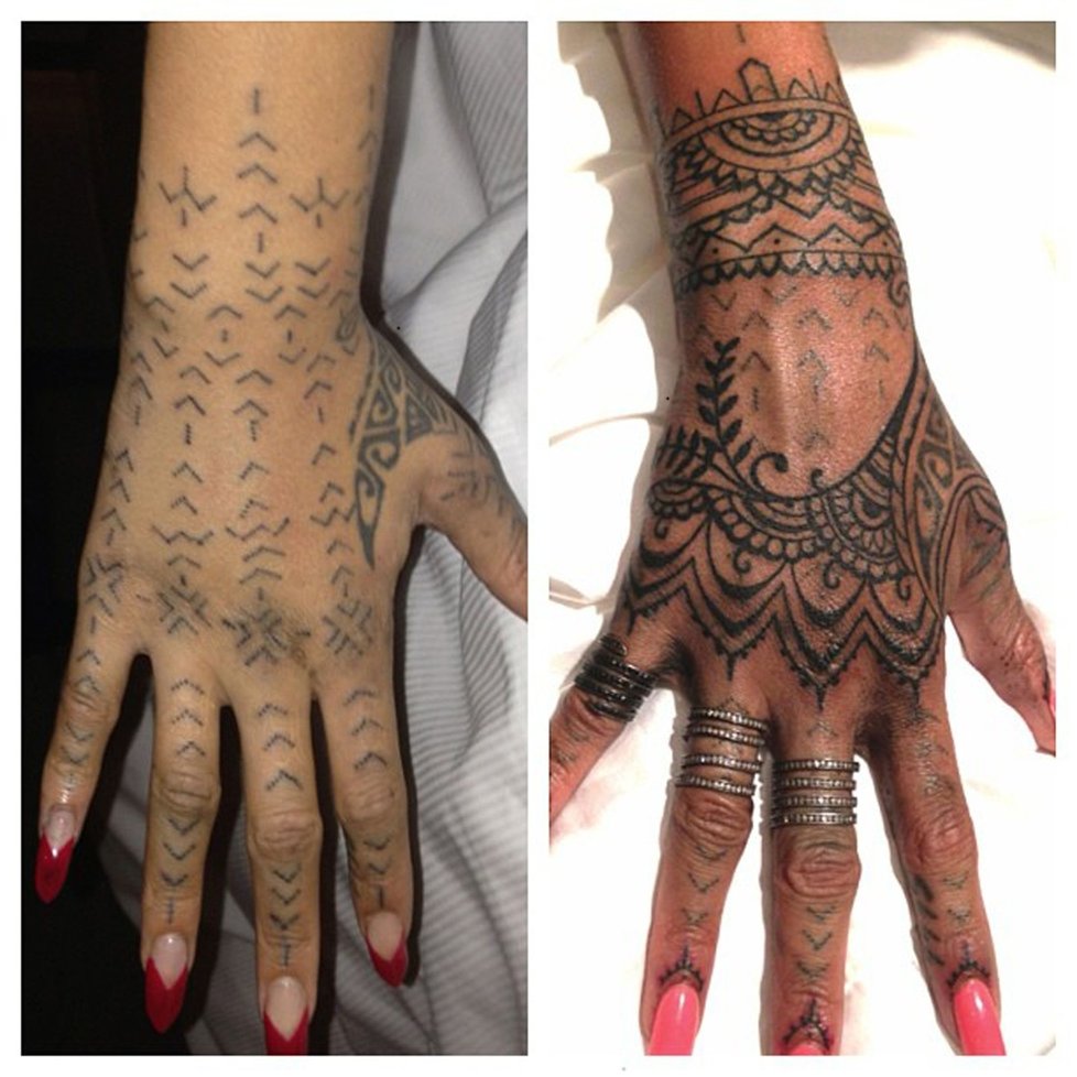 Před a po… Rihannu nové tetování neuchvátilo, a tak si ho nechala předělat.