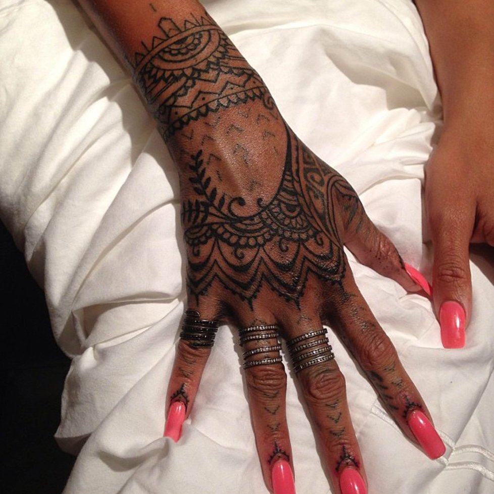 Rihanna poslala pro své tatéry z New Yorku, aby jí tetování předělali.