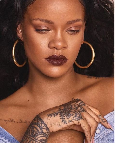Rihanna taktéž patří mezi královny tetování, zdaleka nejznámější jsou ale tyhle &#34;hennové&#34; ornamenty na její ruce