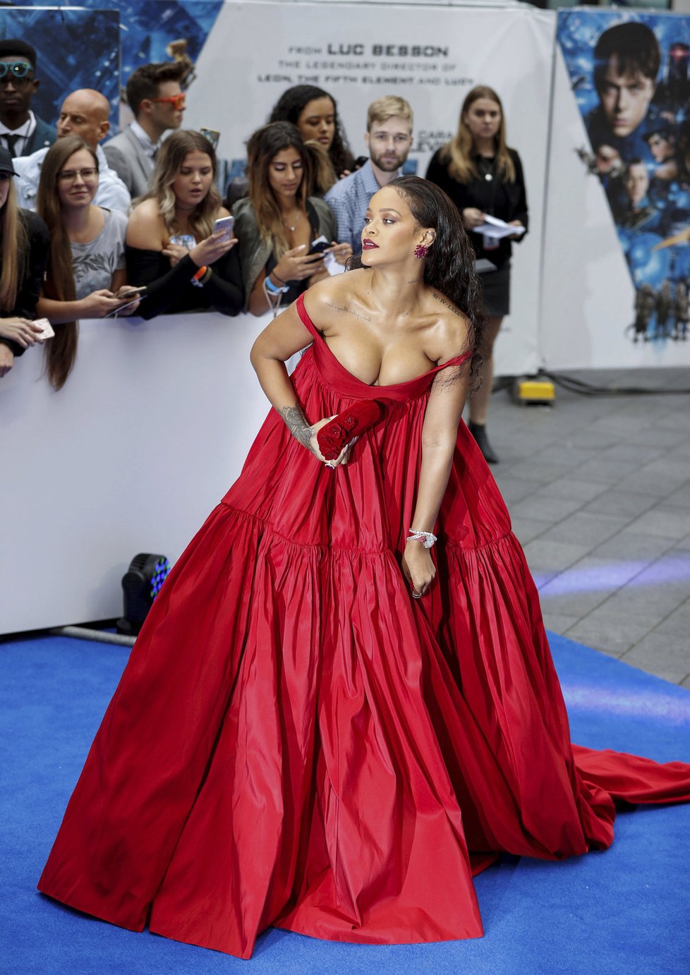 Rihanna na premiéře filmu Valerian zaujala nadupaným dekoltem.