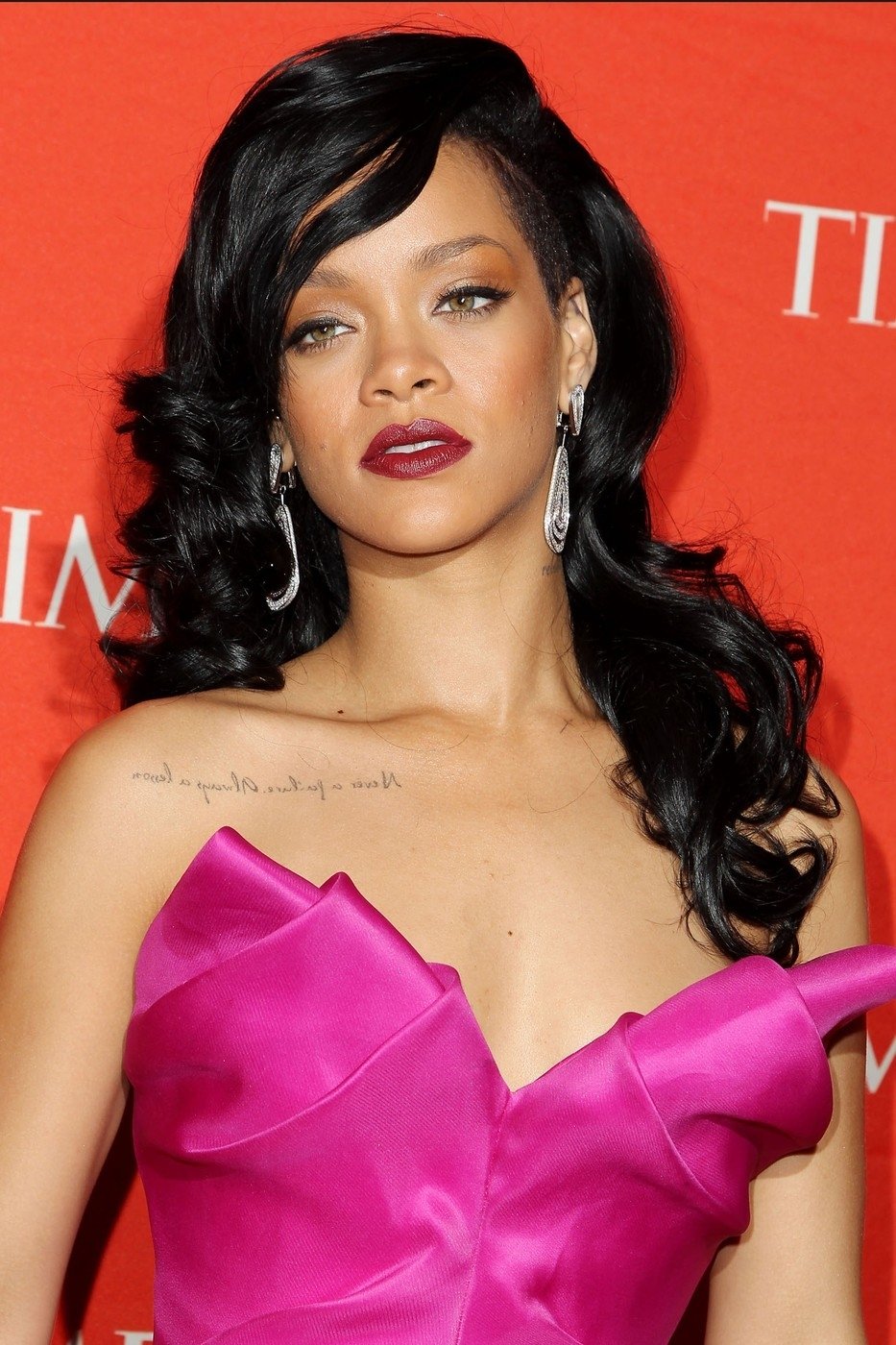 Rihanna ve vínové rtěnce