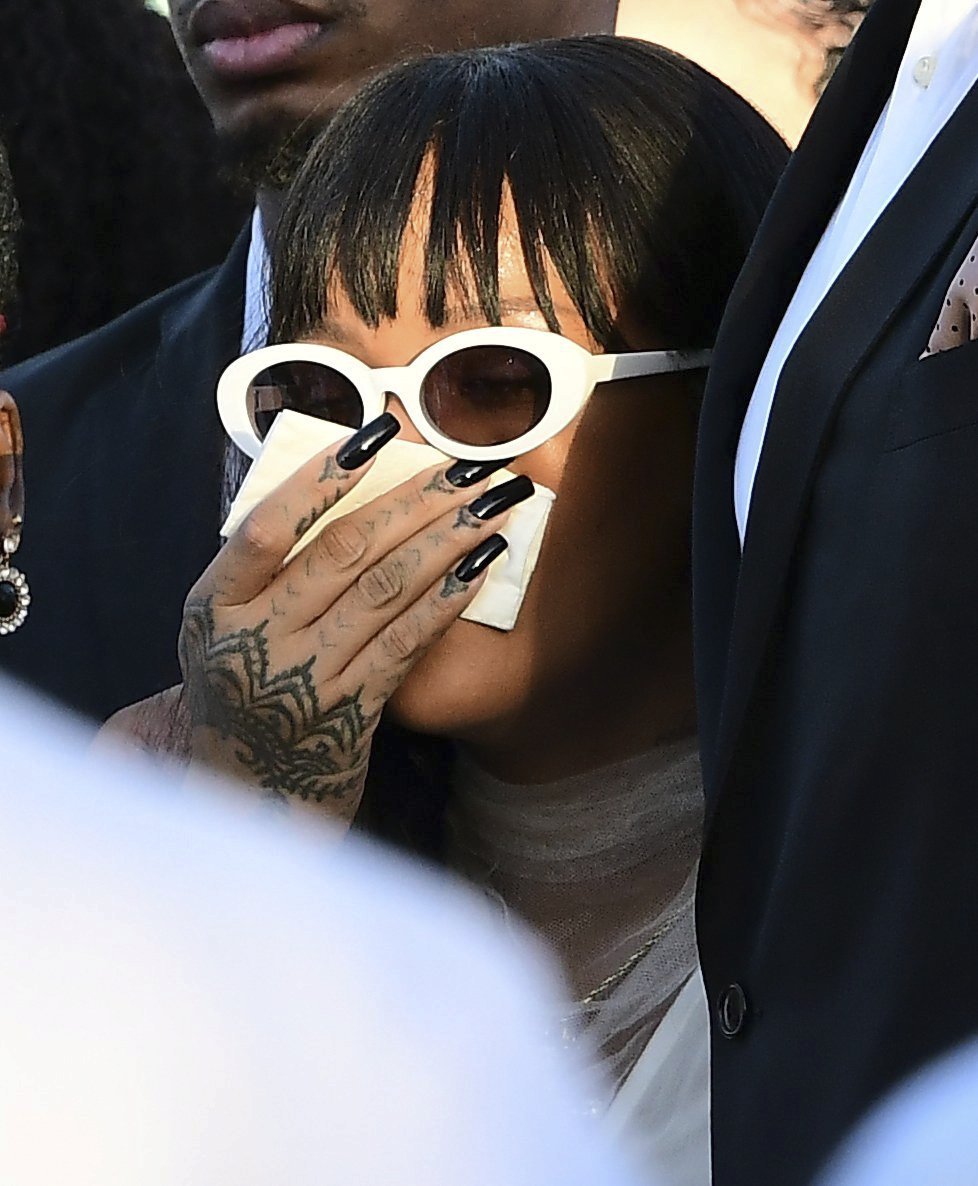 Zpěvačka Rihanna si utírala slzy na pohřbu bratrance