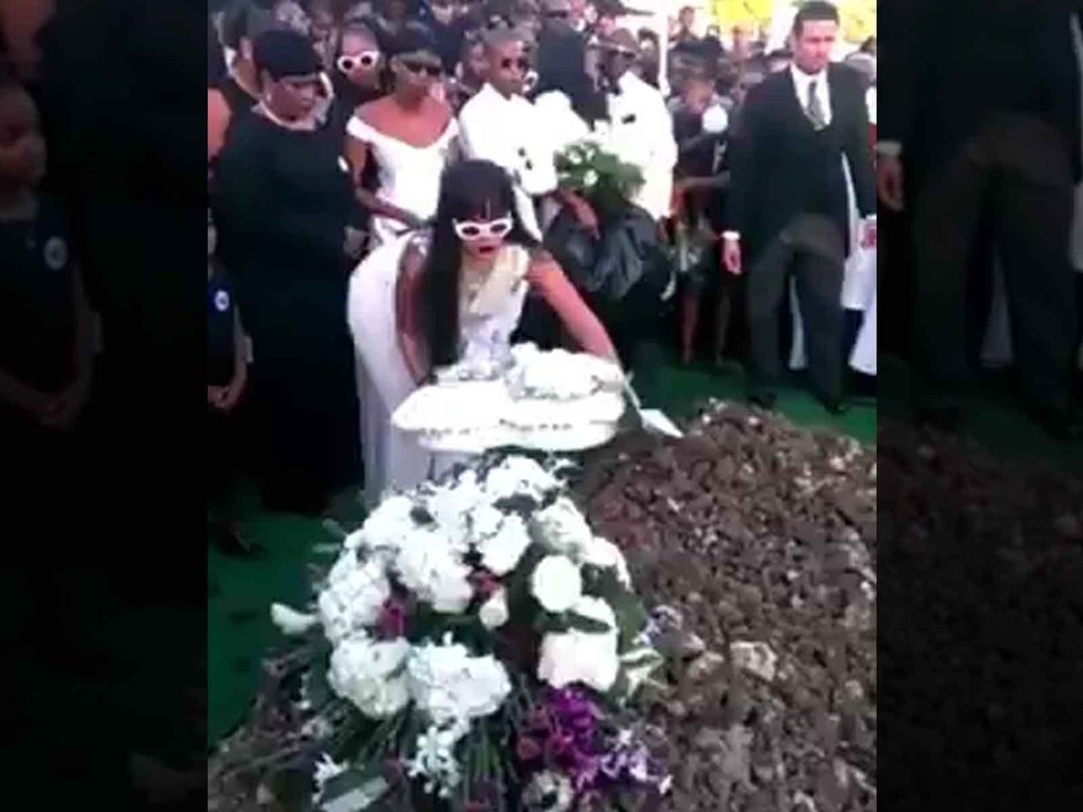 Rihanna donesla bratranci na hrob květiny