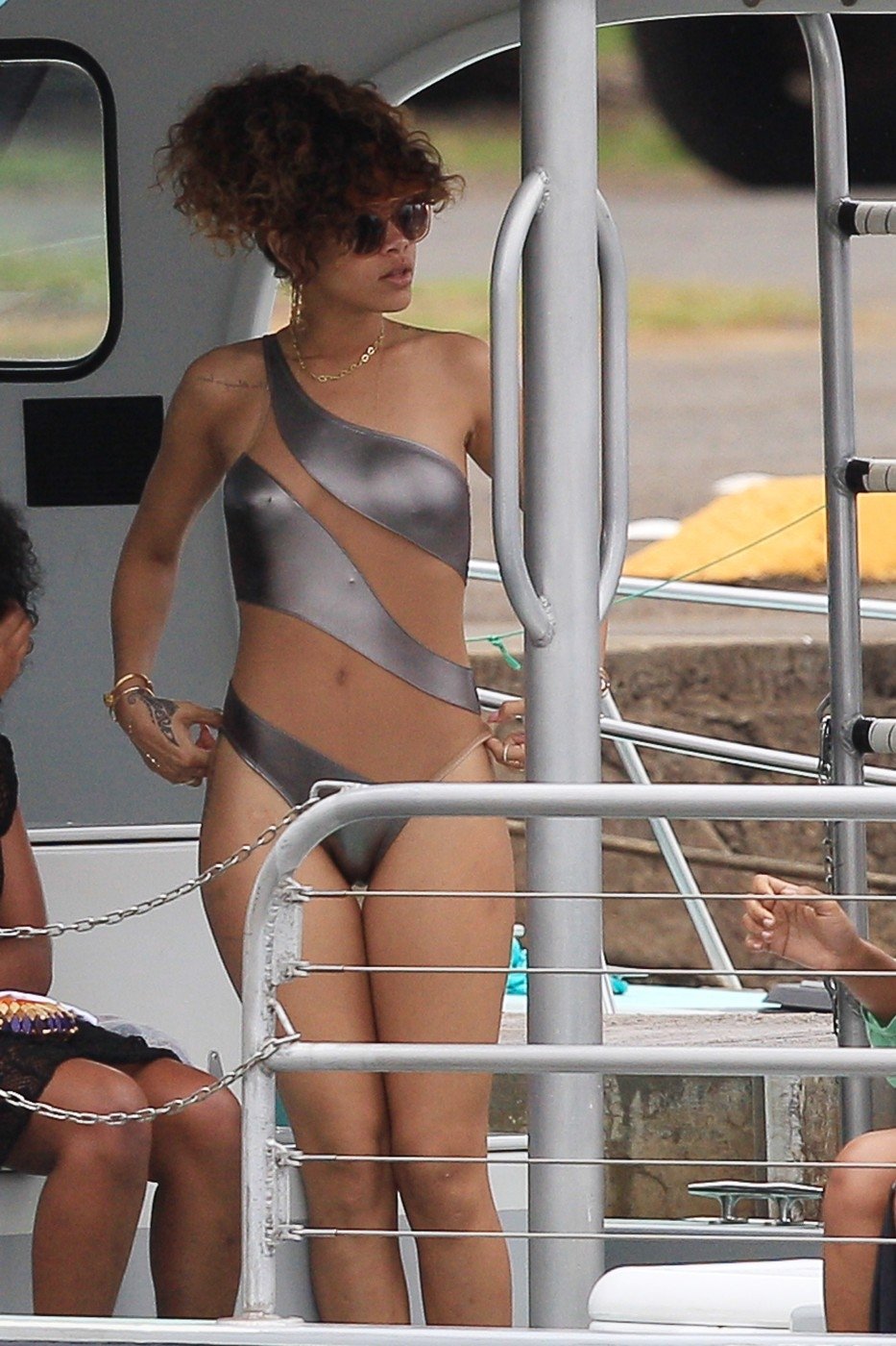 Extravagantní plavky, ve kterých se Rihanna producíruje po Havaji.