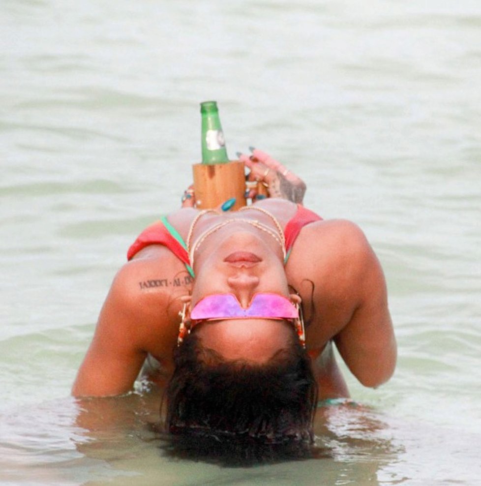 Rihanna ráda relaxuje v Karibiku.