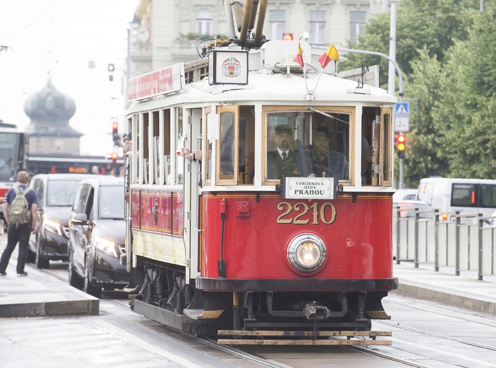 Za historickou tramvají, v níž jela Rihanna, se v centru Prahy tvořily kolony aut.