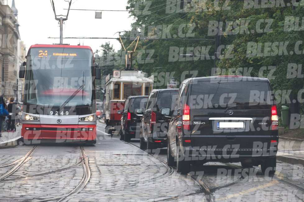 Za historickou tramvají, v níž jela Rihanna, se v centru Prahy tvořily kolony aut.