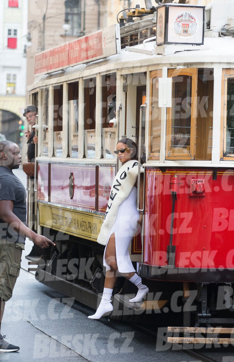 Zpěvačka Rihanna si během návštěvy Prahy vyjela i historickou tramvají.
