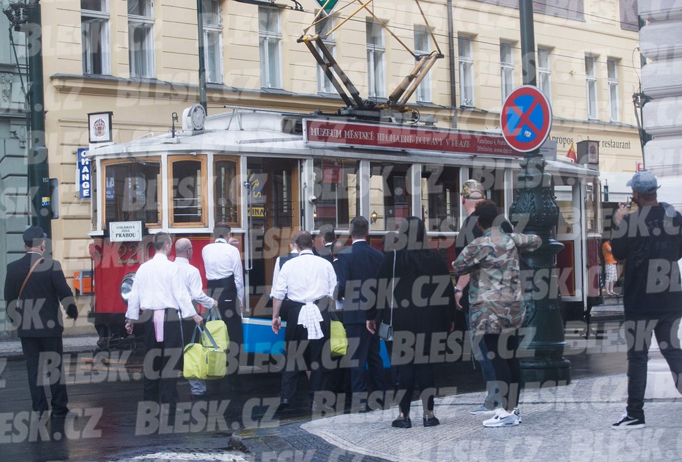 Armáda hotelových číšníků přenesla do tramvaje kila jídla a litry šampaňského.