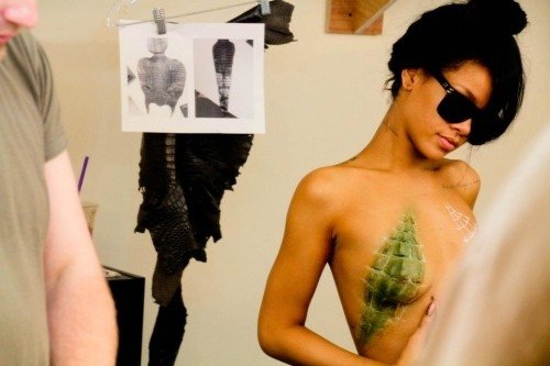 Rihanna je pořádná divoška. Pro svůj nový klip neváhala odhodit všechny svršky!
