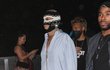 Rihanna v masce na hudebním festivale