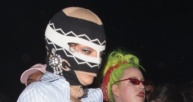 Maskovaná Rihanna na hudebním festivale