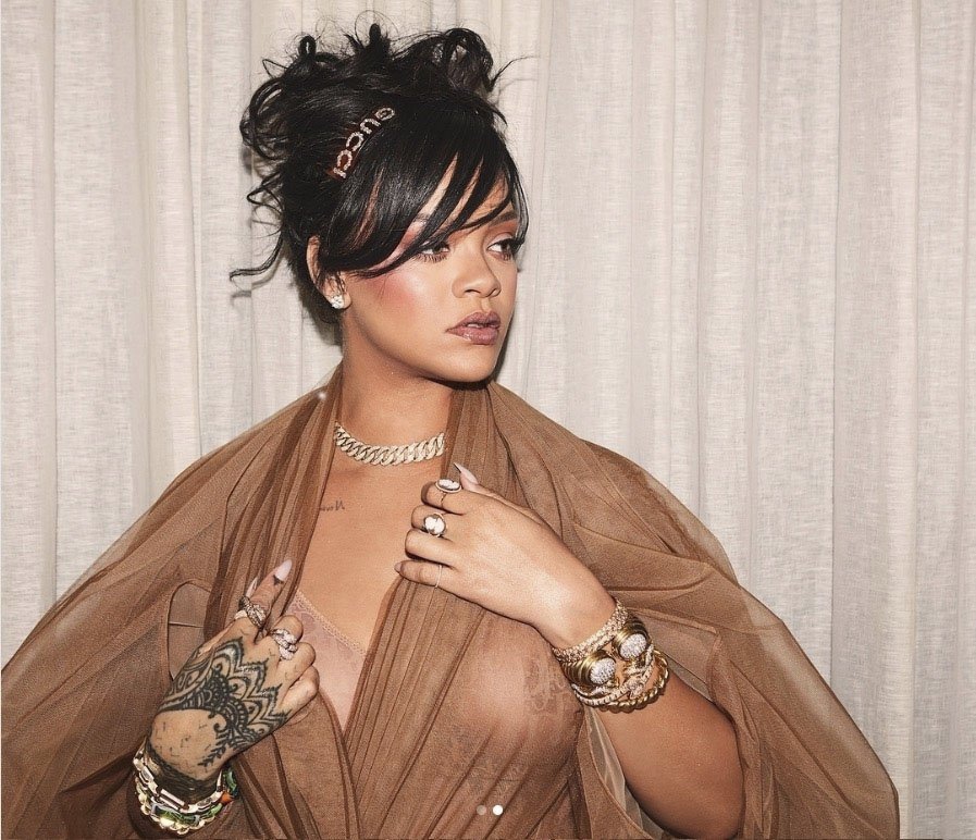 Rihanna v podivném pytlovitém modelu