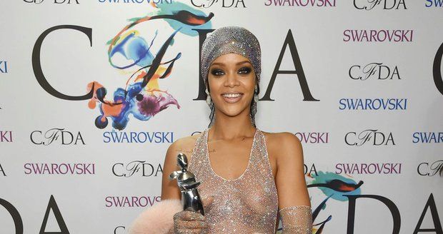 Zpěvačka Rihanna získala díky zlatavým šatům před dvěma lety cenu amerických designerů.