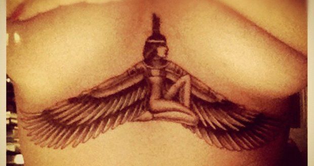 Zpěvačka Rihanna se pochlubila novým tetováním: Má ho přímo pod svým poprsím