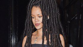 Rihanna s novým účesem