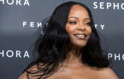 Barbadoská kráska Rihanna se zakulacuje: Vystavila ňadra v těsných šatech!