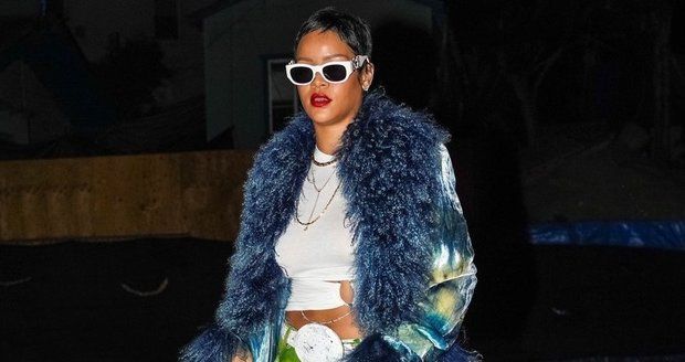 Rihanna překvapila novým účesem i kabátkem za neskutečný balík