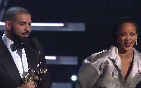 Drake na pódiu vyznává Rihanně lásku.