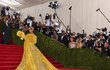 Rihanna na Met Gala v roce 2015 s vlečkou, která připomínala korpus pizzy