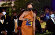 Rihanna 30. 11. 2021 na oslavách u příležitosti odloučení Barbadosu od monarchie a přechodu mezi republiky. Pod šaty už se jí rýsuje těhotenské bříško.