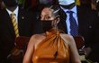 Rihanna 30. 11. 2021 na oslavách u příležitosti odloučení Barbadosu od monarchie a přechodu mezi republiky. Pod šaty už se jí rýsuje těhotenské bříško.