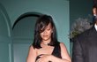 Zpěvačka Rihanna si vyšla na večeři v průhledných šatech a snažila si zakrýt intimní partie. 