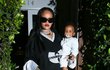 Rihanna opouští restauraci se synkem v náručí a mikině s logem Wu-Tang Clanu.