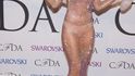 Módní ikonou letošního roku vyhlásila Rada amerických módních návrhářů (CFDA) barbadoskou zpěvačku Rihannu. Cenu ji v pondělí večer předala vlivná editorka módního časopisu Vogue Anna Wintourová, která ocenila odvahu popové hvězdy prosazovat netradiční odívání. Šestadvacetiletá zpěvačka její slova ihned potvrdila - cenu totiž převzala v odvážných průhledných šatech s krystaly. 