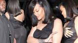 Nestoudnice Rihanna čtyři měsíce po porodu: V průsvitných šatech zakrývala, co se dalo