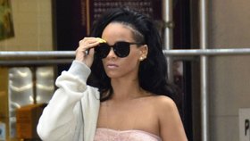 Rihanna si z toho, že jí jsou zřetelně vidět bradavky nic nedělala