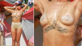 Zpěvačka Rihanna vystavila své polonahé tělo na pláži. Prsa si přelepila náplastmi, aby zakryla bradavky.