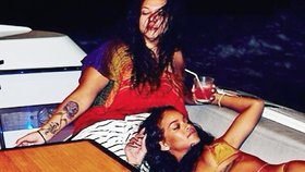 Rihanna se opila společně s kamarádkami na lodi. Ty jí vyfotily a snímek pustily do světa.