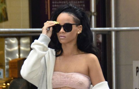 Rihanna v podprsence na ulici: To už nikoho ani nepřekvapí