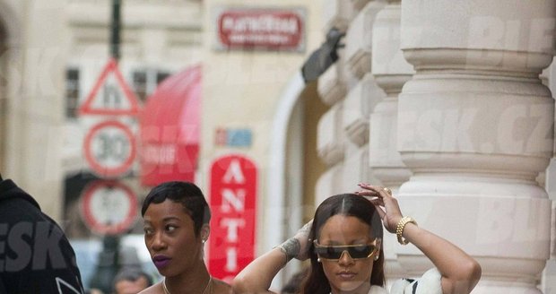 Zpěvačka Rihanna se projela historickou tramvají centrem Prahy.