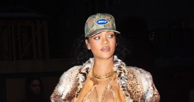 Těhotná Rihanna v pozoruhodném modelu