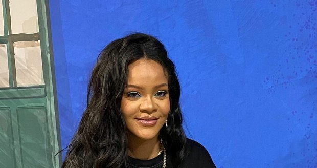 Rihanna dva měsíce po porodu skrývá tělo