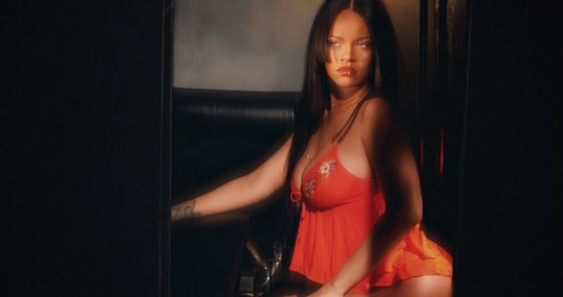 Rihanna se po porodu už zase svléká.