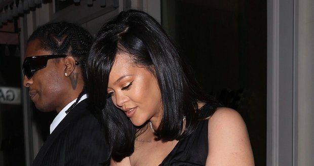 Zpěvačka Rihanna si vyšla na večeři v průhledných šatech a snažila si zakrýt intimní partie.